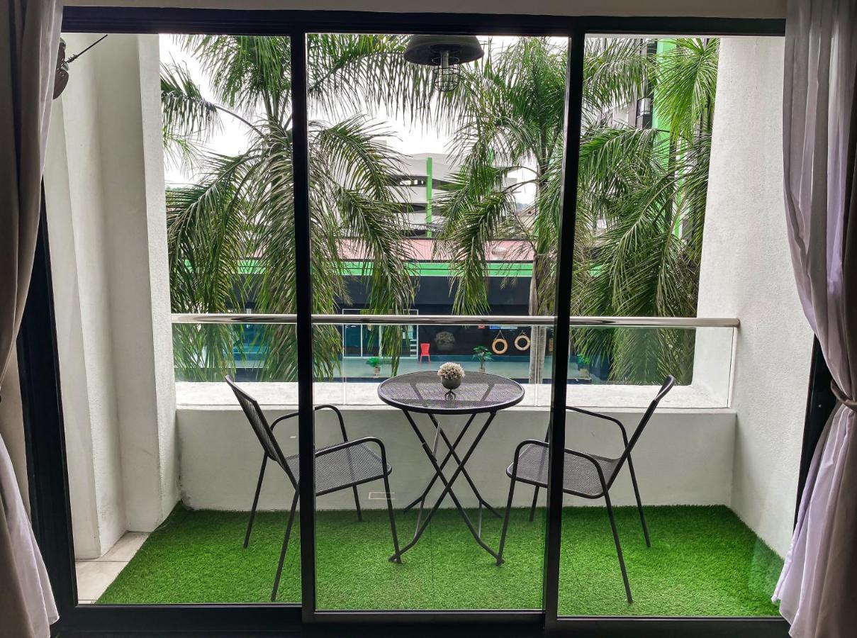 Manhattan Poolview Waterpark Free Netflix&game